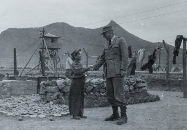 1951년 6월 4일 거제 포로수용소 빨래터에서 만난 어린 전쟁포로의 모습