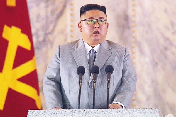 북한 김정은 국무위원장이 10일 자정 열린 열병식에 정장차림으로 나와 담화를 발표하고 있다./사진=북한 조선중앙TV