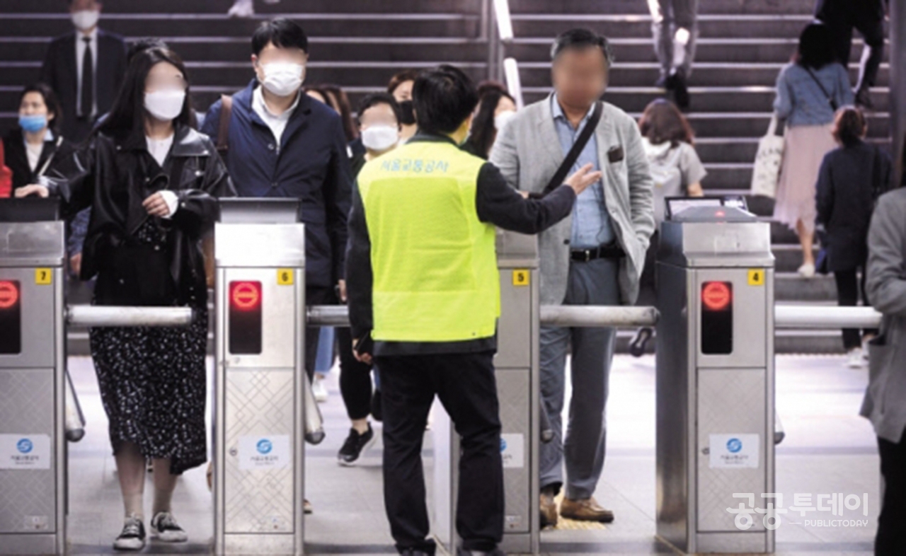 서울시 지하철 역에서 한 시민이 마스크를 착용하지 않자 서울교통공사 직원이 착용해 줄 것을 요청하고 있는 모습이다.