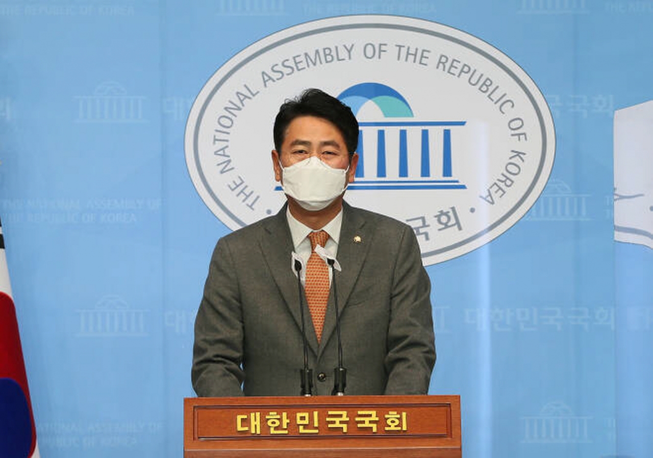편법증여’ 의혹으로 논란이 되고 있는 전봉민 국민의힘 의원이 22일 오후 서울 여의도 국회 소통관에서 기자회견을 갖고 탈당을 밝히고 있다. [사진=뉴스1]