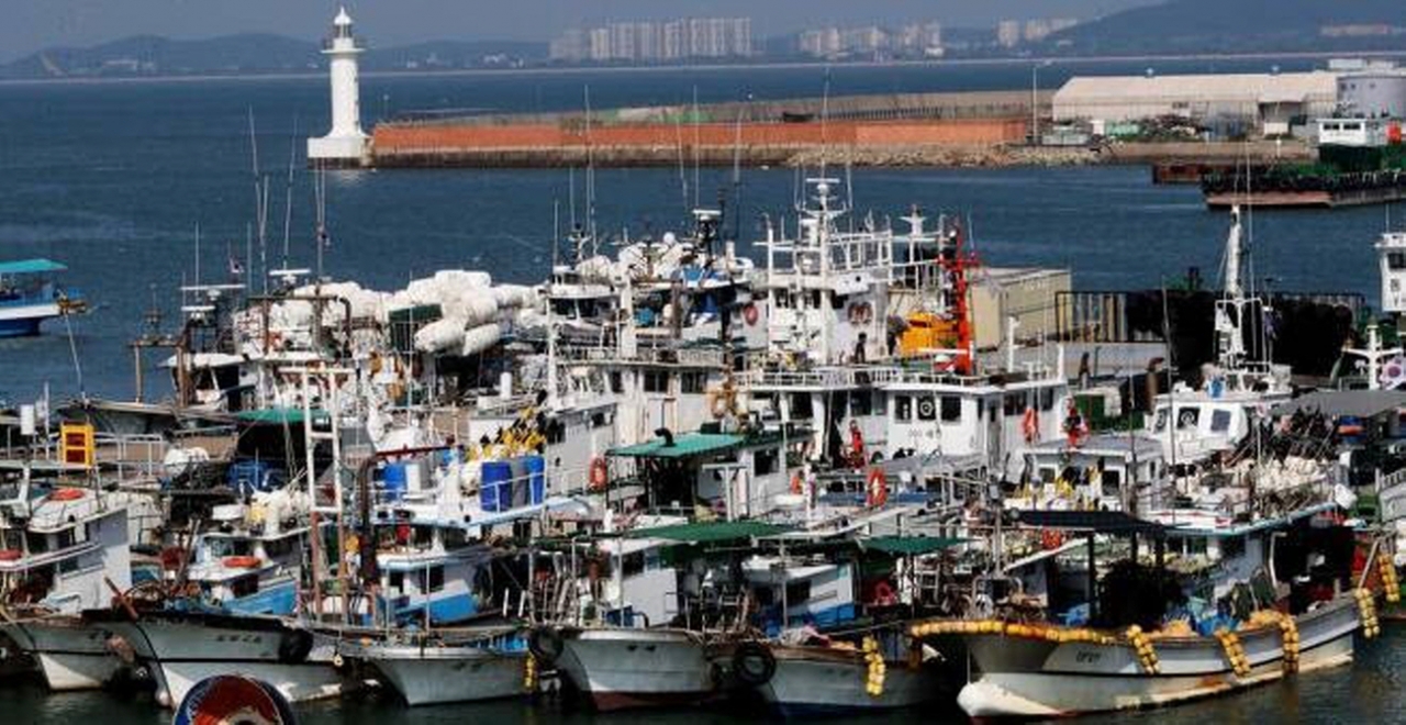 인천시 중구 인천항 연안부두에 피항한 어선들이 정박되어 있다. [사진=뉴스1]