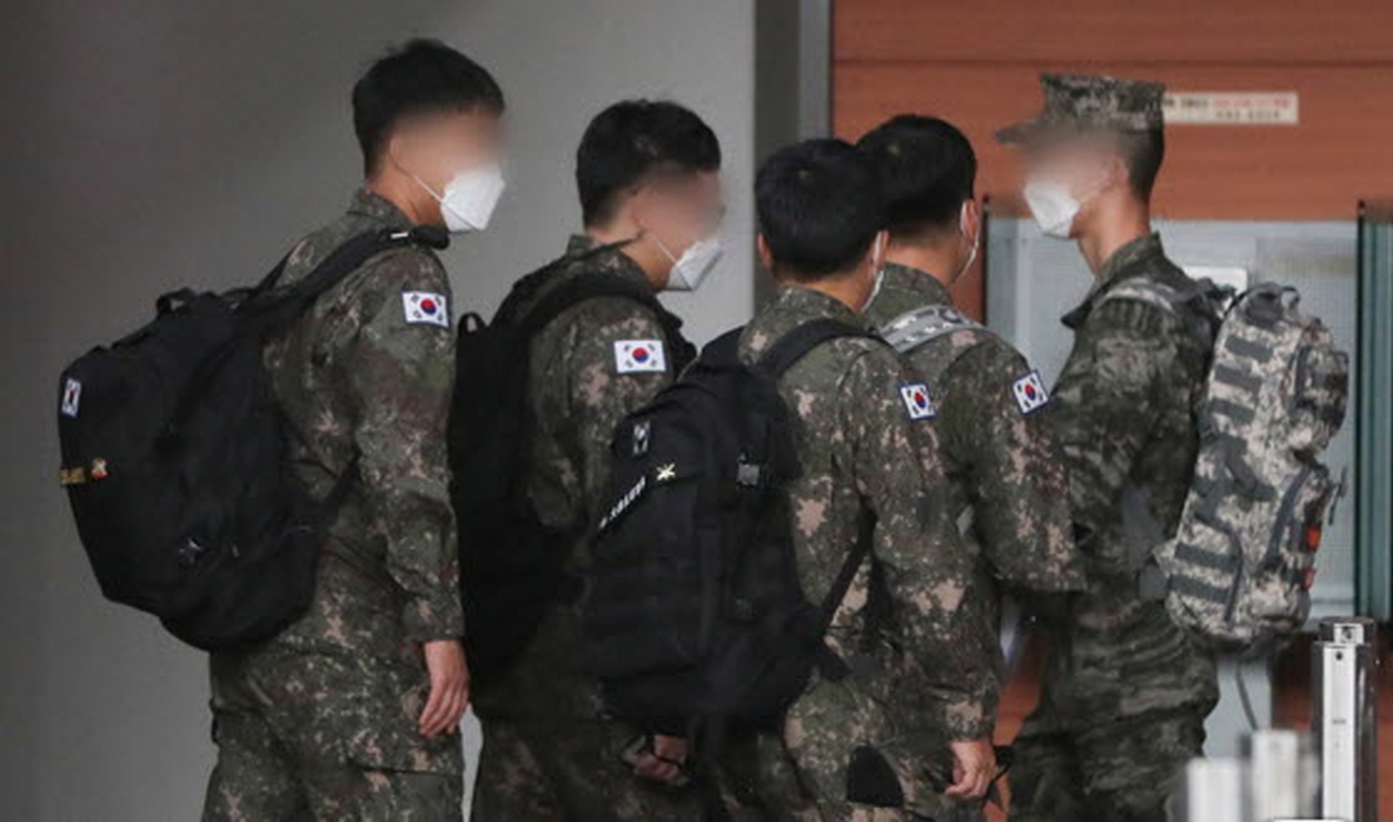 2020년 10월 12일 서울역 대합실에서 휴가 나온 군 장병들이 이동하고 있다. [사진=뉴스1]