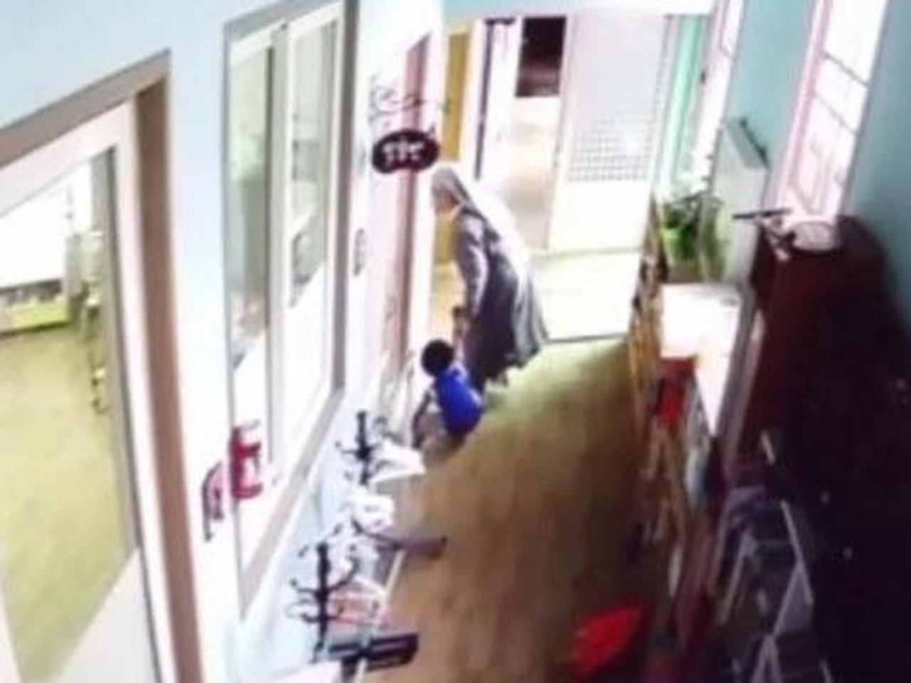 2017년 충북 영동의 한 유치원에서 수녀원장이 원생의 손을 끌고 교실로 들어가고 있는 모습이 CCTV 영상에 찍혀 있다. [사진=영동경찰서]