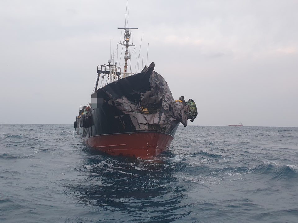 파나마 선적 LPG 1330톤 화물선과 충돌한 138톤급 쌍끌이대형저인망어선이 서로 충돌하는 사고가 발생했다. [사진=여수해경]
