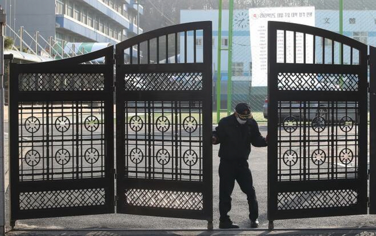 서울 광문고등학교에서 16명이 코로나19 집단 감염된 가운데 서울 강동구 고덕동에 소재한 광문고에서 경비원이 교문을 닫고 있는 모습 [사진=뉴스1]