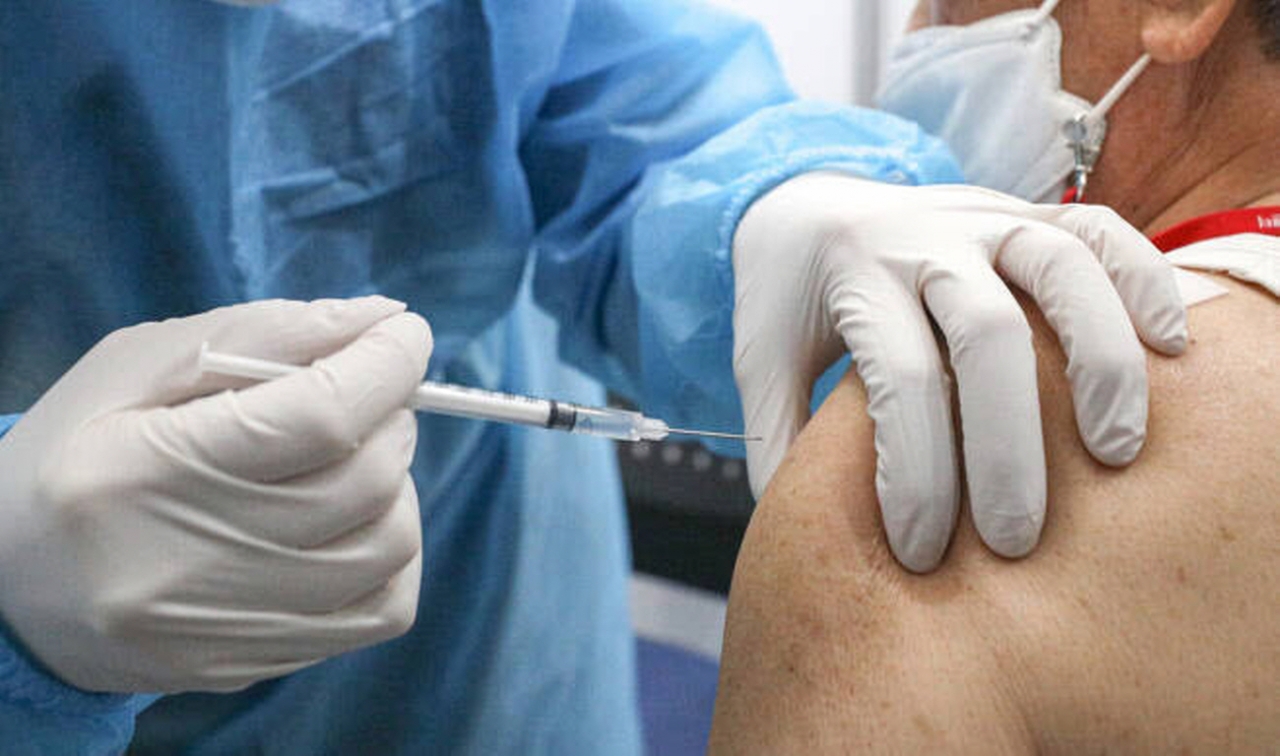 지난 9일 오후 서울 성북구청 코로나19 예방접종센터를 찾은 어르신들이 백신 예방접종을 하는 모습. [사진=뉴스1]