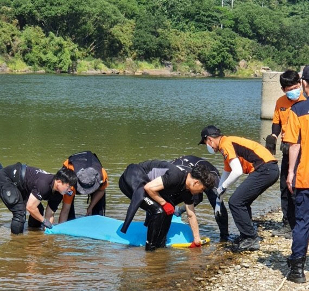 지난 6일 섬진강에서 물놀이 중 실종된 60대 남성을 8일 오전 인양하고 있다. [사진=하동소방서]