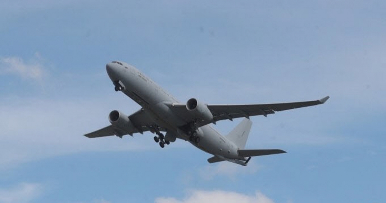 18일 오후 부산 강서구 김해국제공항에서 공군 다목적 공중급유수송기 KC-330 시그너스가 이륙하고 있다. [사진=뉴스1]