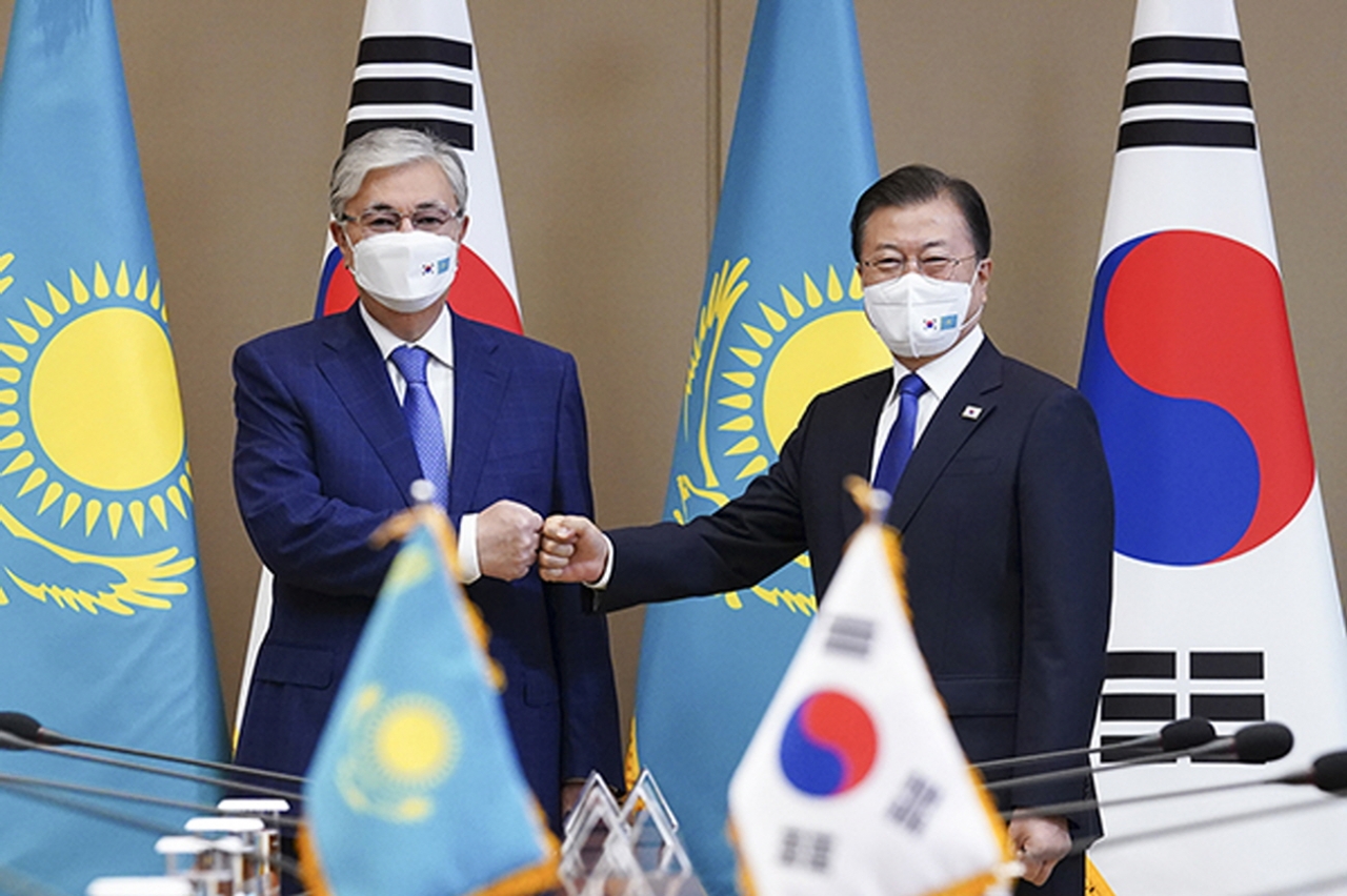 문재인 대통령이 17일 청와대에서 열린 한-카자흐스탄 정상회담에서 카심-조마르트 토카예프 카자흐스탄 대통령과 인사를 하고 있다. [사진=청와대]