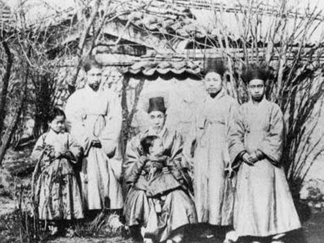 홍만식 선생 가족 사진(왼쪽 2번째) [사진=국가보훈처]