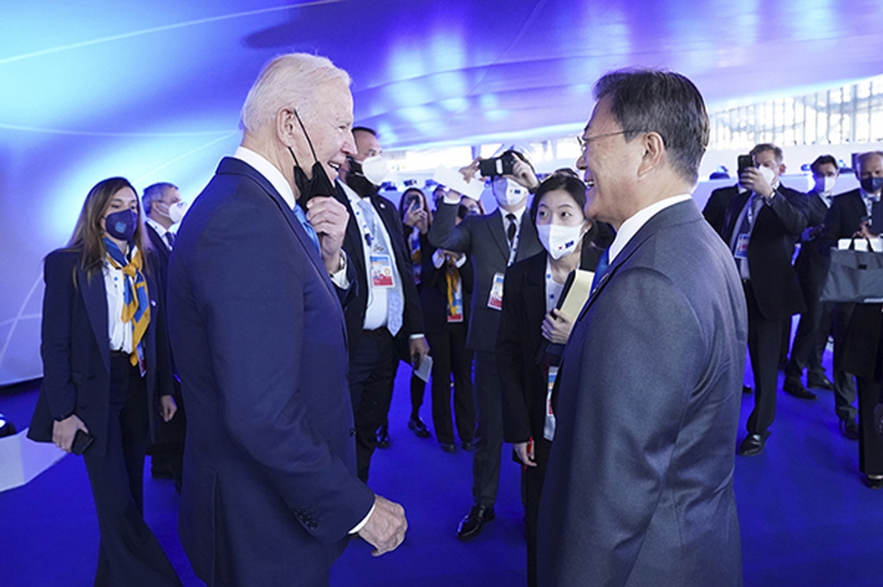 문재인 대통령이 10월 30일(현지시간) 이탈리아 로마 누볼라 컨벤션 센터에서 열린 주요 20개국(G20) 정상회의에서 기념촬영 전 정상 라운지에서 조 바이든 미국 대통령과 만나 대화하고 있다. [사진=청와대]