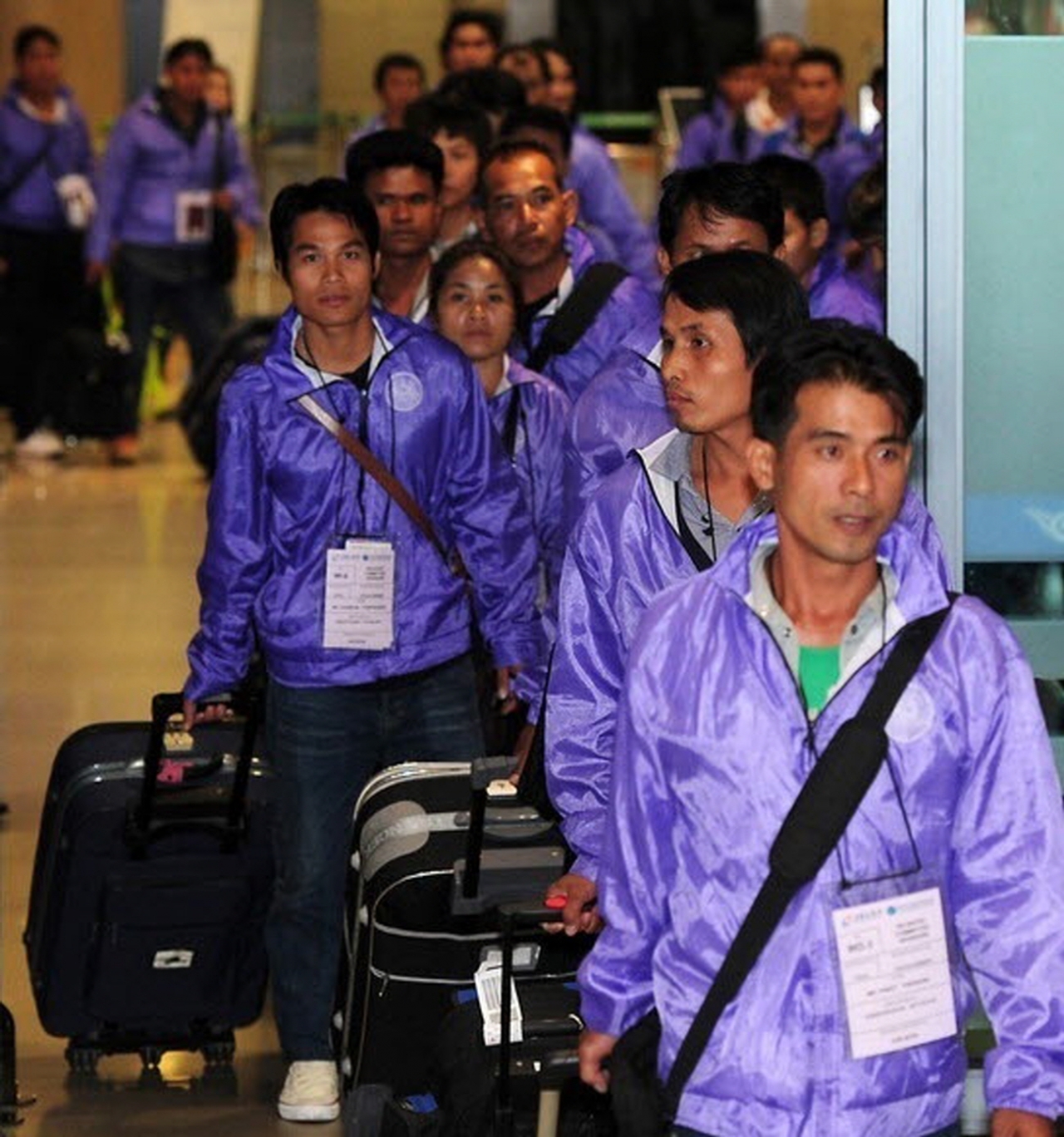 지난 2012년 10월 11일 '성실 외국인근로자' 첫 재입국 취업 특례자 131명이 인천국제공항 입국장을 나서고 있다. [사진=뉴스1]
