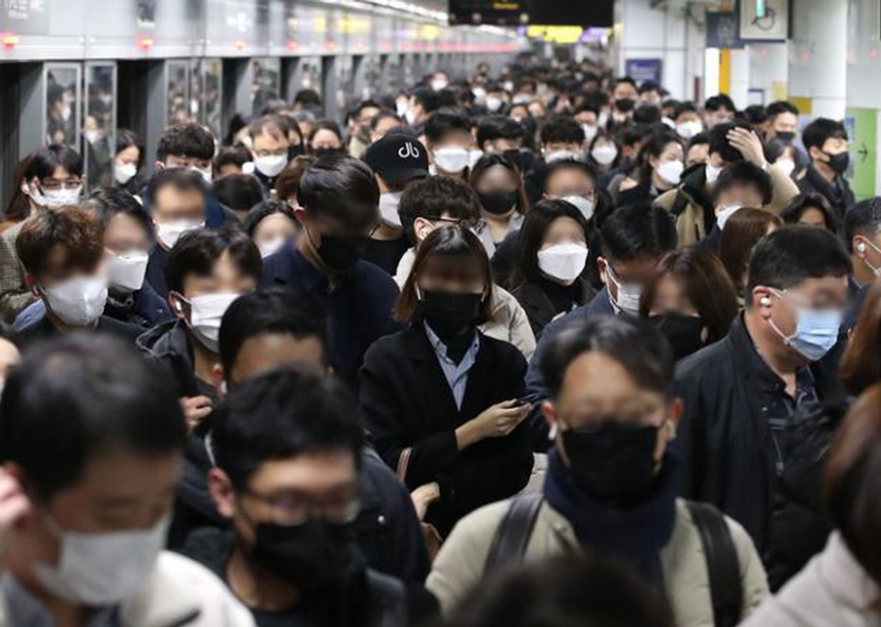 24일 오전 서울 세종대로 지하철 광화문역에서 마스크를 착용한 시민들이 출근길 발걸음을 재촉하고 있다. [사진=뉴스1]
