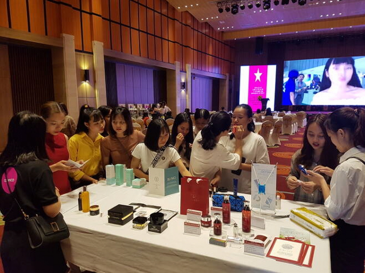 베트남에서 우리나라 화장품 회사들이 수출전략대회'를 열었다. [사진=경산시청]
