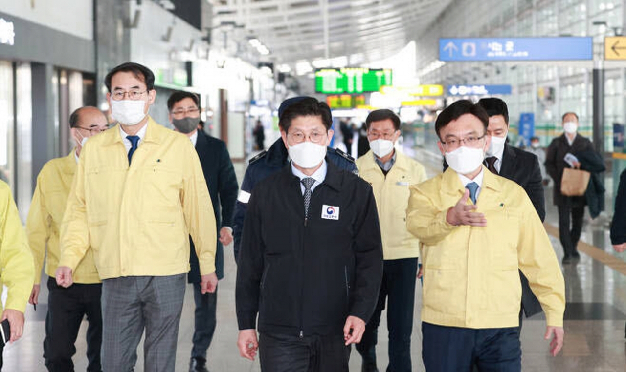 노형욱 국토교통부 장관이 6일 광명역을 방문해 현장 점검을 하고 있다. [사진=국토부]