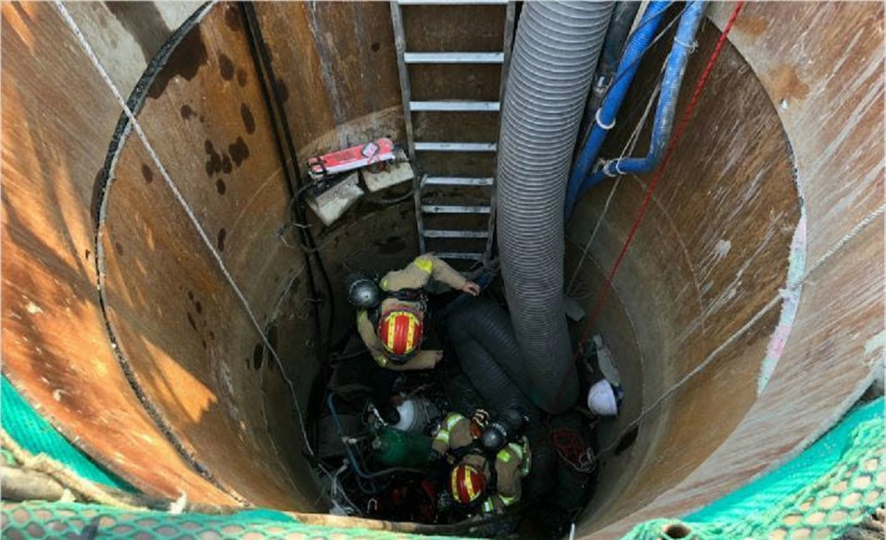 지난해 4월 부산 사하구 하수도 공사장에서 구조대원들이 가스에 질식된 작업자를 구조하고 있다. [사진=부산소방재난본부]