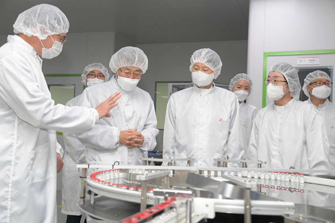 김강립 식약처장(오른쪽에서 네번째)이 지난 9월 29일 경북 SK바이오사이언스 안동 공장을 방문해 코로나19 백신 생산 현장을 점검하고 있다. [사진=식약처]