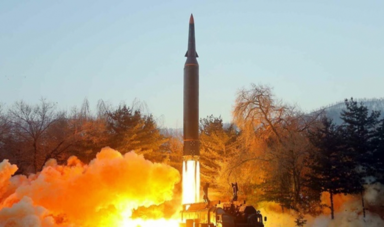 북한 국방과학원이 5일 극초음속미사일을 시험발사했다. [사진=평양 노동신문=뉴스1]
