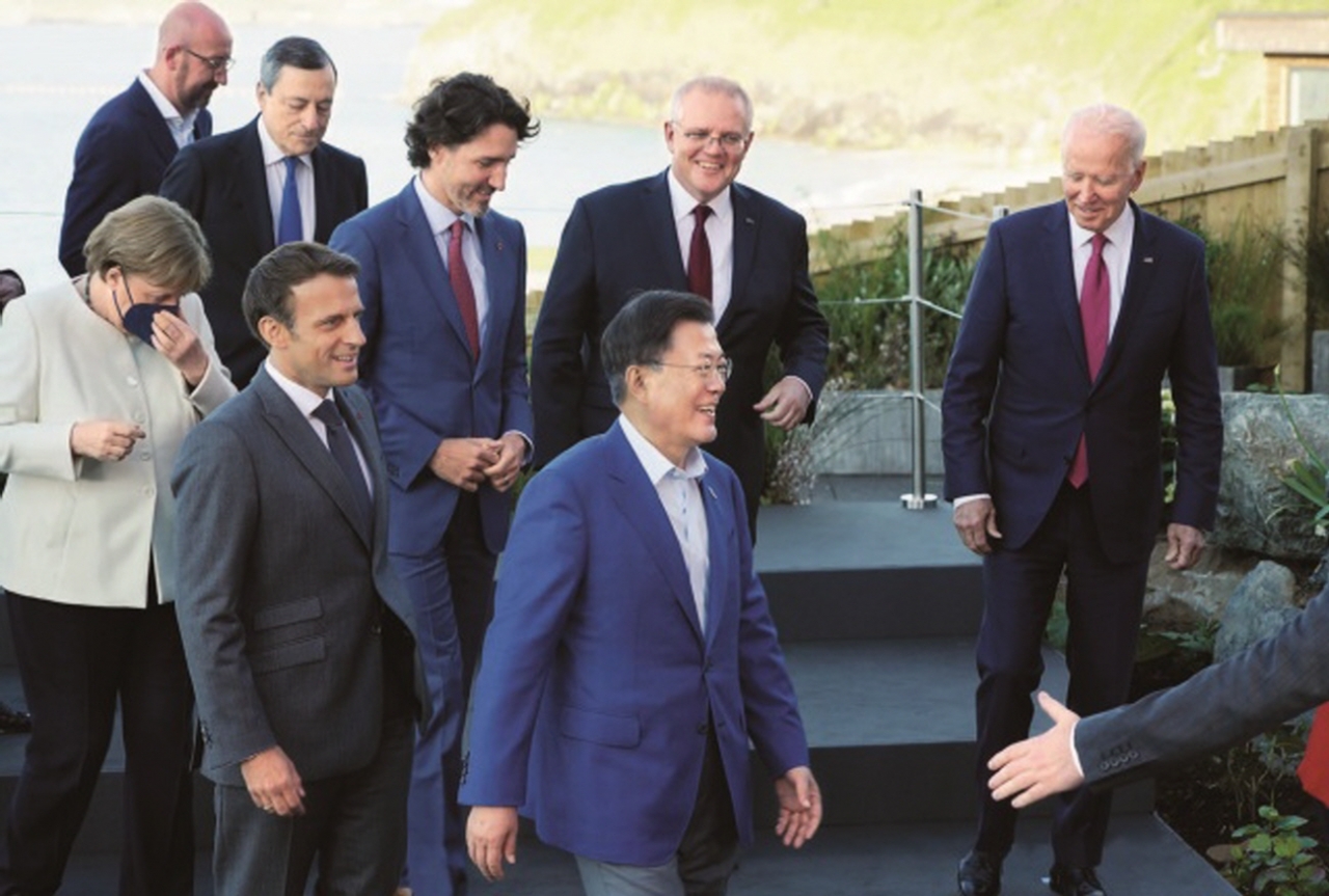 주요 7개국(G7) 정상회의 참석차 영국을 방문한 문재인 대통령이 2021년 6월 12일(현지시간) 영국 콘월 카비스베이 양자회담장 앞에서 참가국 정상들과 기념사진을 촬영한 후 이동하고 있다. [사진=청와대]