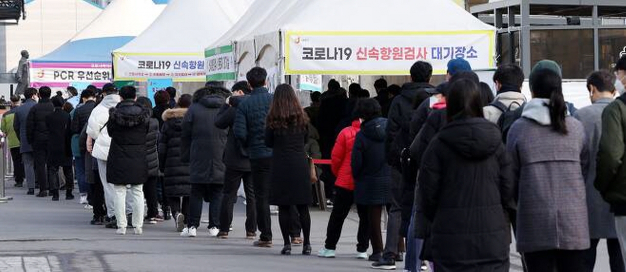 서울 중구 서울역광장에 마련된 선별진료소를 찾은 시민들이 코로나19 검사를 받기 위해 줄을 서 있다. [사진=뉴스1]
