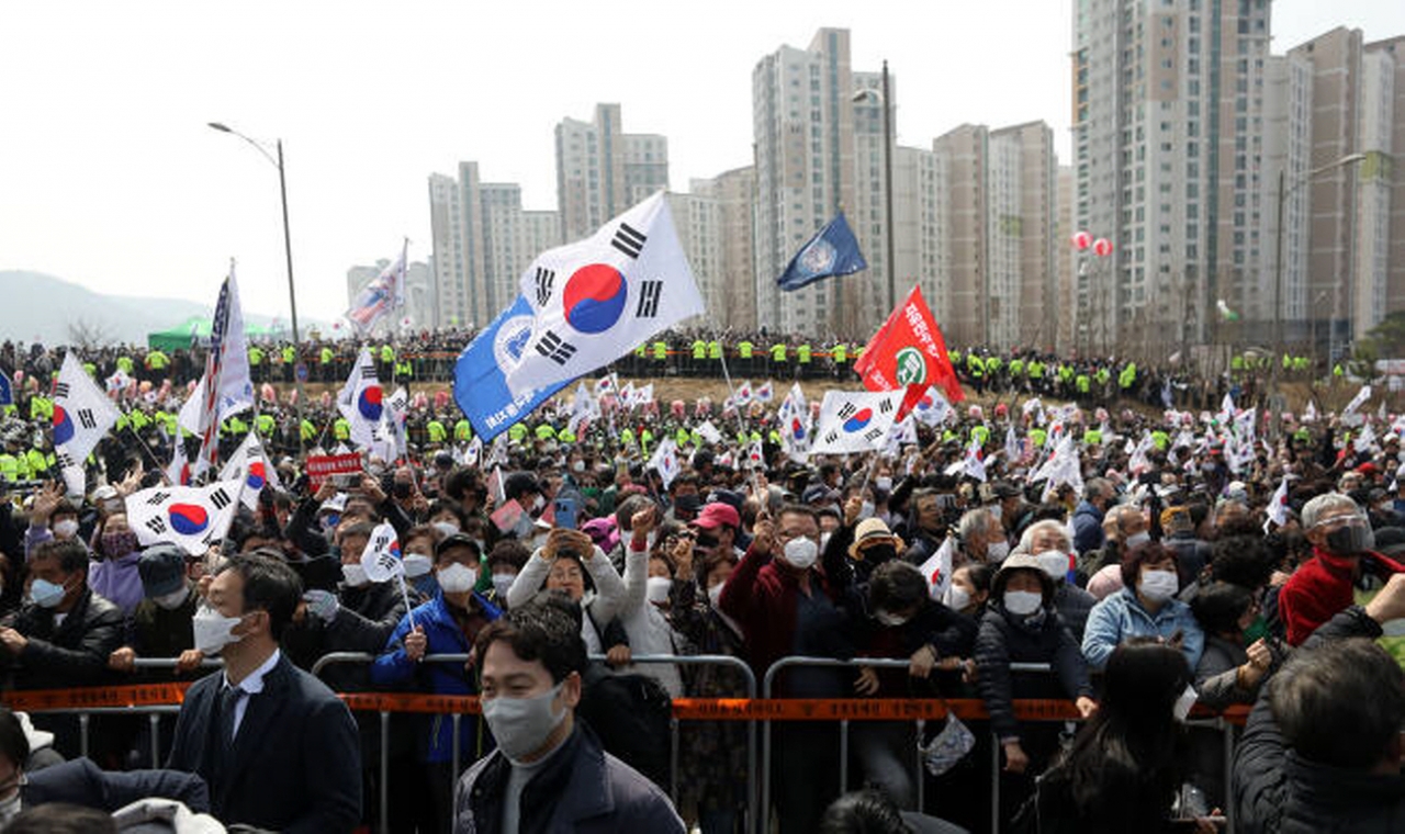 24일 오후 대구시 달성군 박근혜 전 대통령의 사저 앞에 박근혜 전 대통령 환영 인파가 모여있다. [사진=뉴스1]