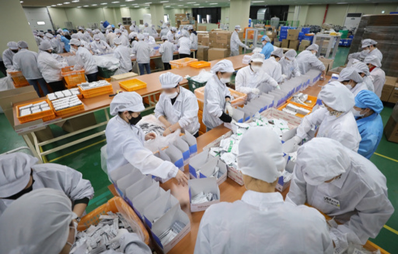경기 수원시 권선구 래피젠 수원공장에서 직원들이 자가검사키트를 생산하고 있다. [사진=뉴스1]