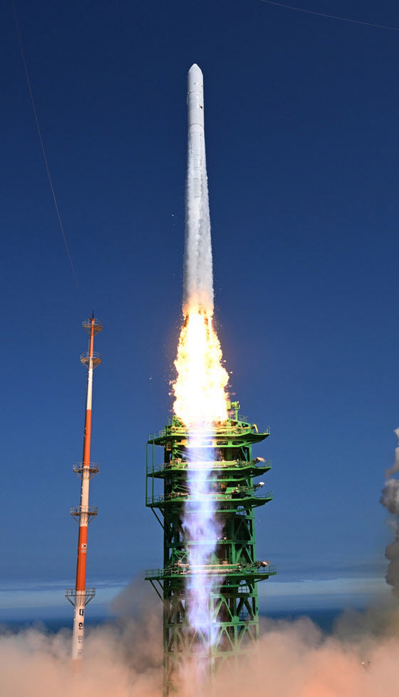 순수 국내 기술로 설계 및 제작된 한국형 발사체 누리호(KSLV-Ⅱ)가 21일 전남 고흥군 나로우주센터 발사대에서 화염을 내뿜으며 우주로 날아오르고 있다. [사진=뉴스1]