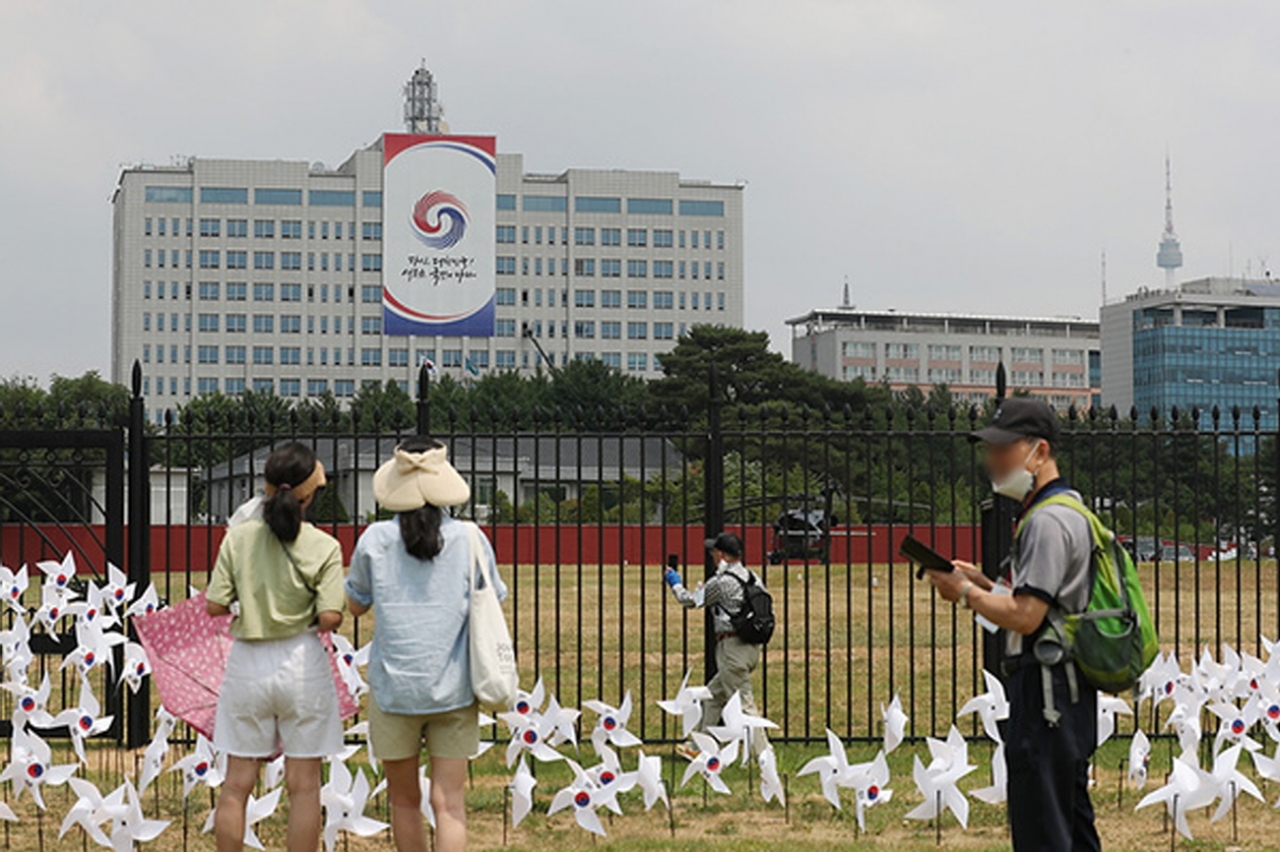 용산공원이 시범개방된 지난 6월 10일 시민들이 편의시설을 둘러보고 있다. [사진=문화체육관광부 국민소통실]