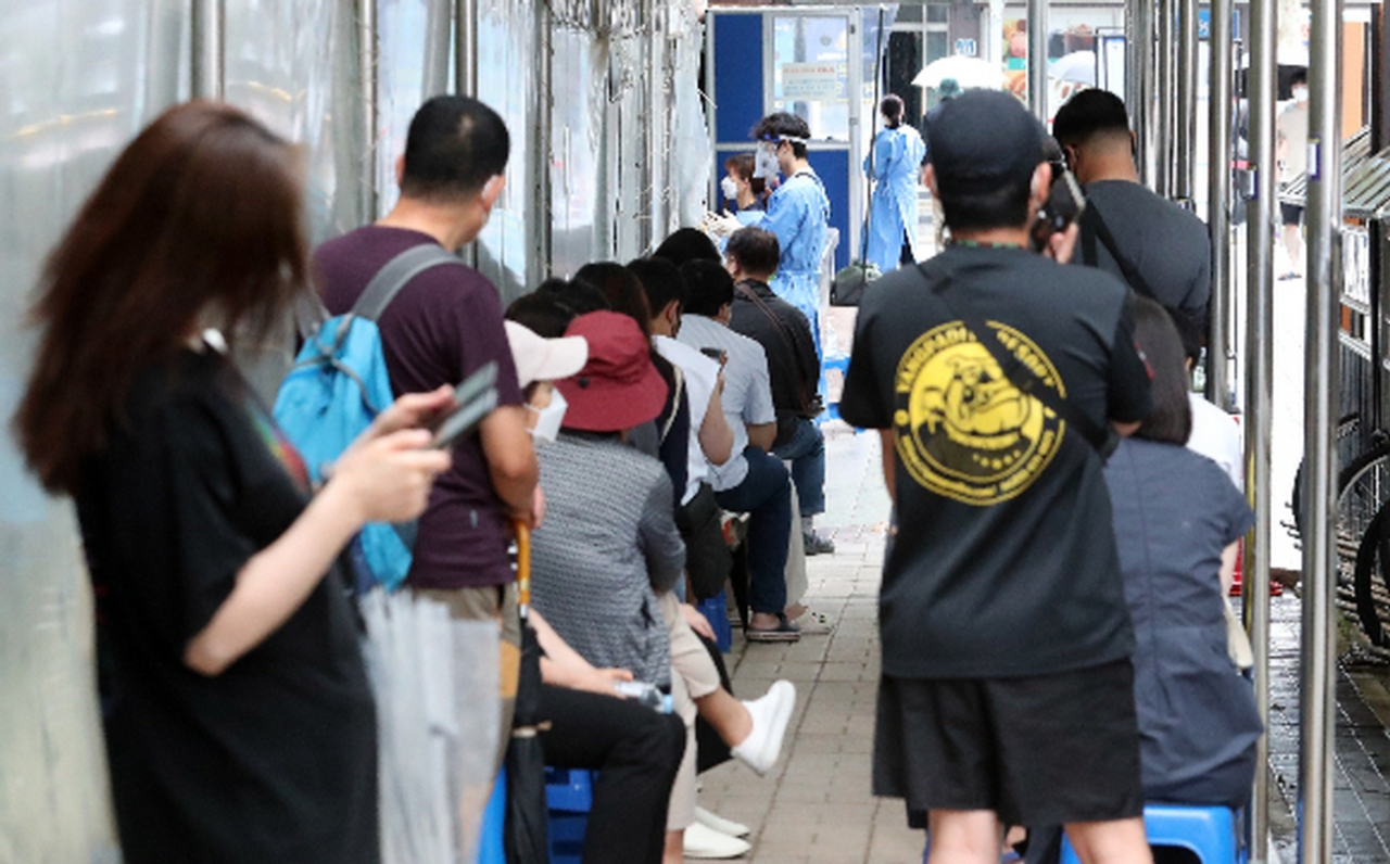 서울 관악구 보건소 코로나19 선별진료소를 찾은 시민들이 검사를 기다리고 있다. [사진=뉴스1]