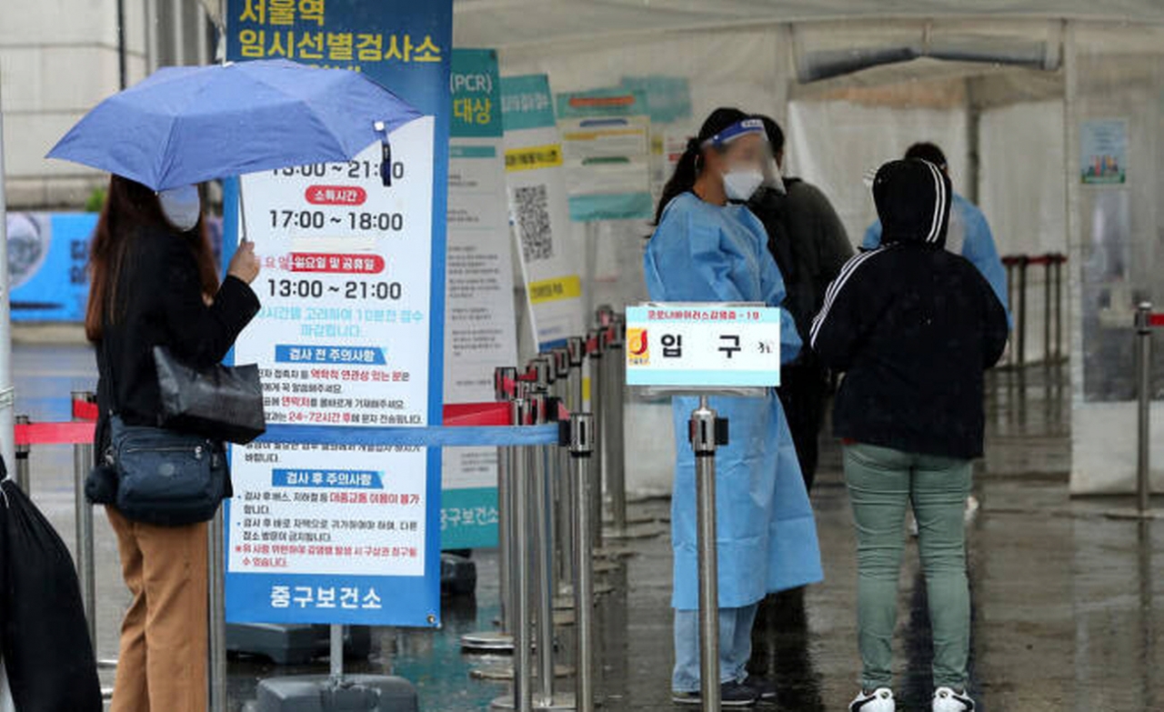 9일 오후 서울역 광장에 마련된 코로나19 선별진료소에서 의료진이 검사 받으러 온 시민들을 안내하고 있다. [사진=뉴스1]