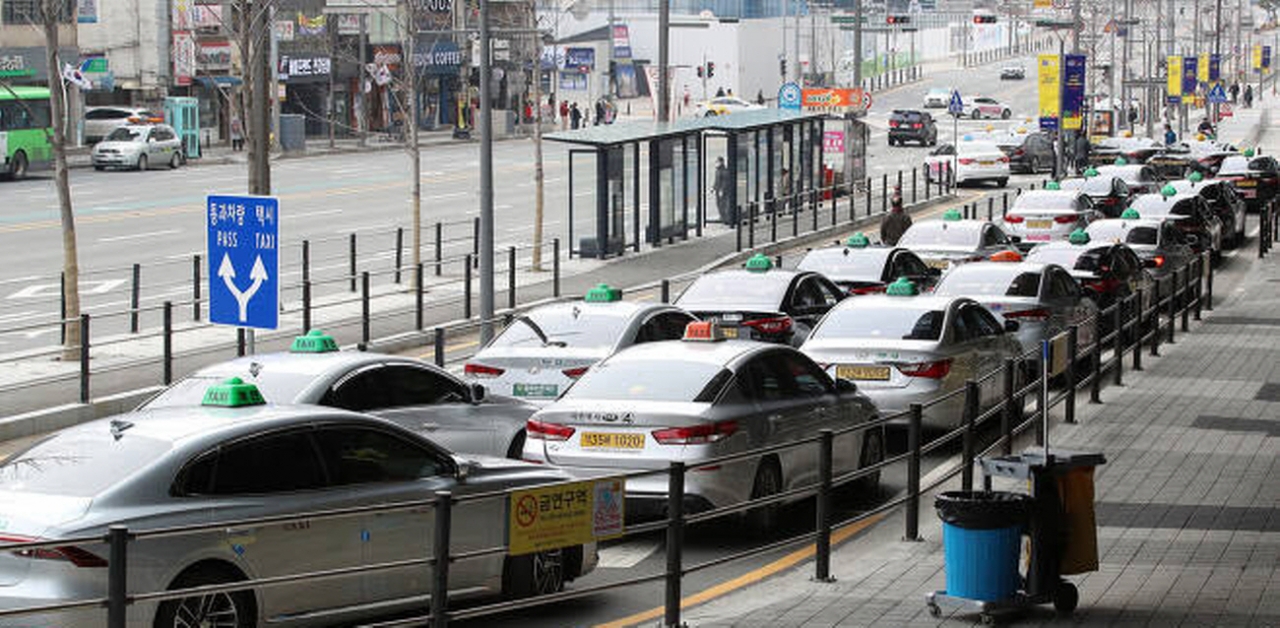 대구 동구 동대구역 복합승환센터 인근 도로에서 택시가 줄지어 손님을 기다리고 있다. [사진=뉴스1]