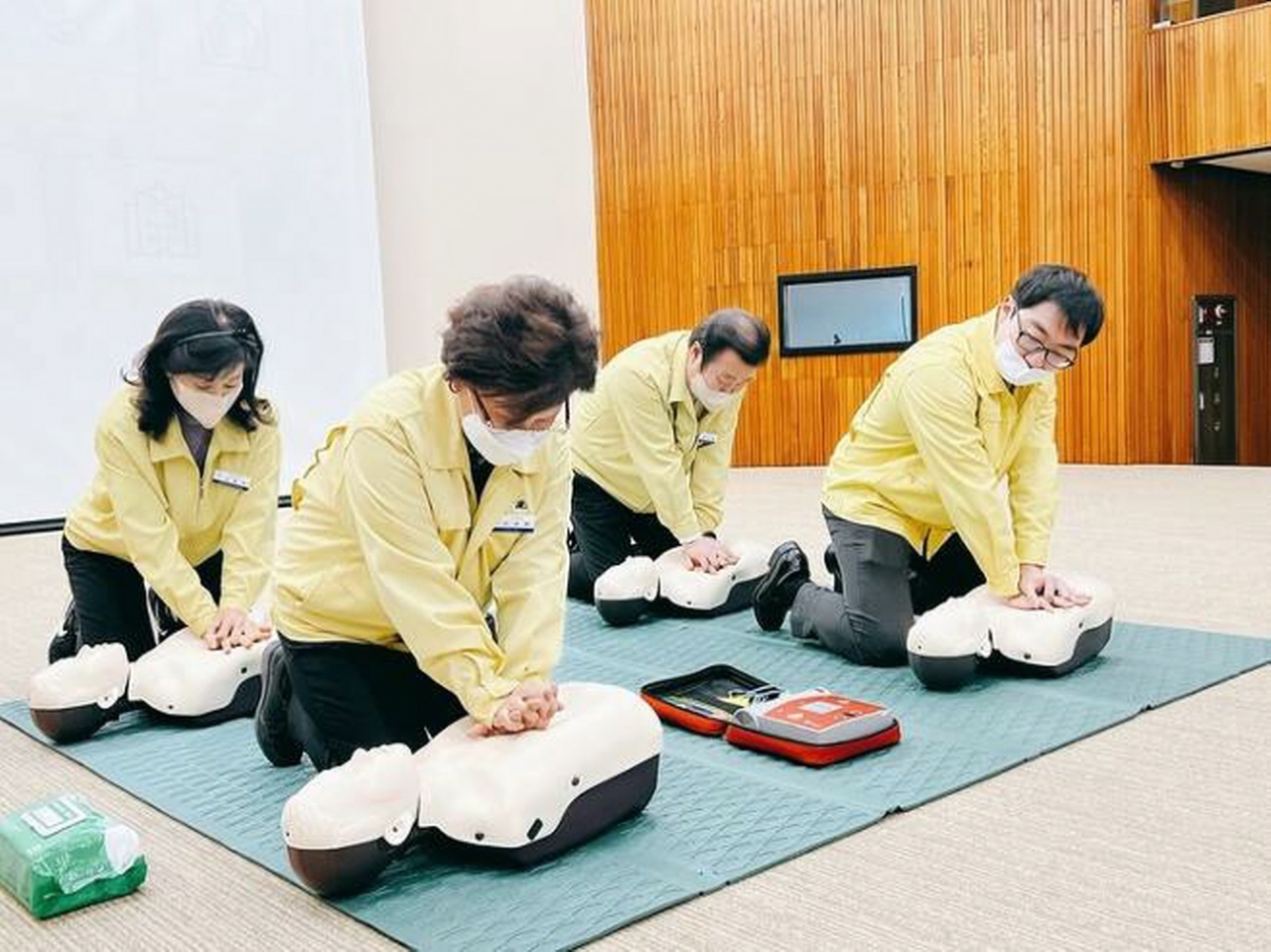 대전동부교육지원청에서 직원들이 심폐소생술 실습을 하고 있다. [사진=대전시교육청]