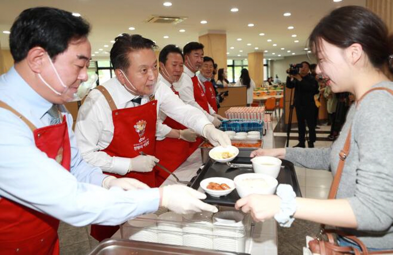 김영환 충북지사가 지난 2일 충북대학교 교내 한빛식당에서 '1000원의 아침밥'을 배식하고 있다.[사진=충북도]