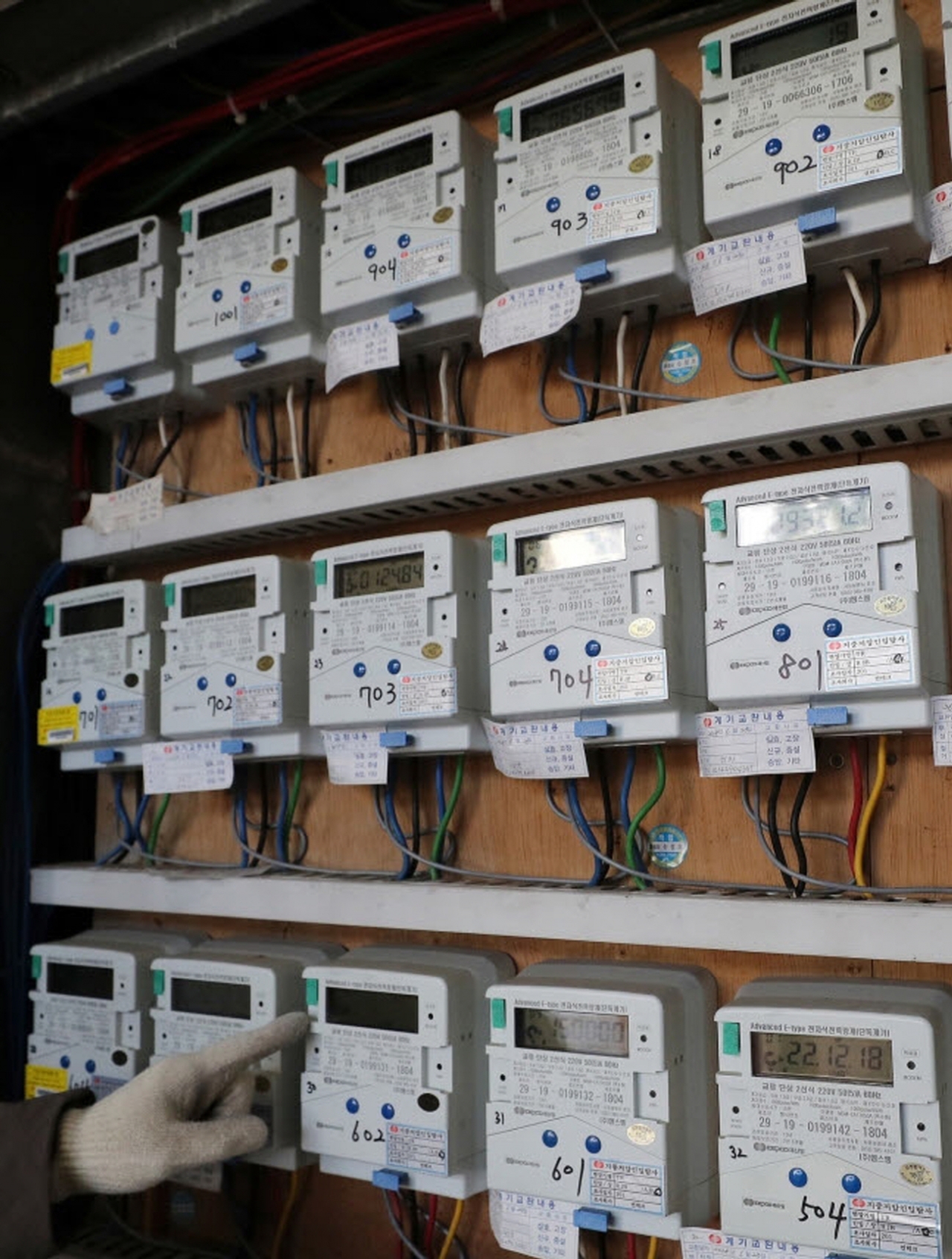 서울 중구의 한 다세대건물에서 관리인이 전기계량기를 살펴보고 있다. [사진=뉴스1]