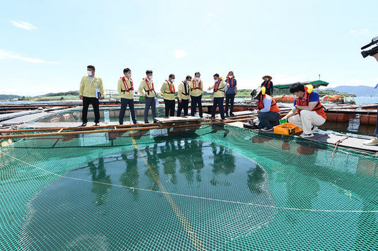 조승환 해양수산부 장관이 지난해 8월 5일 여수시 가막만에 위치한 해상 어류가두리 양식장을 찾아 현장 점검을 진행하고 있다. [사진=해양수산부]