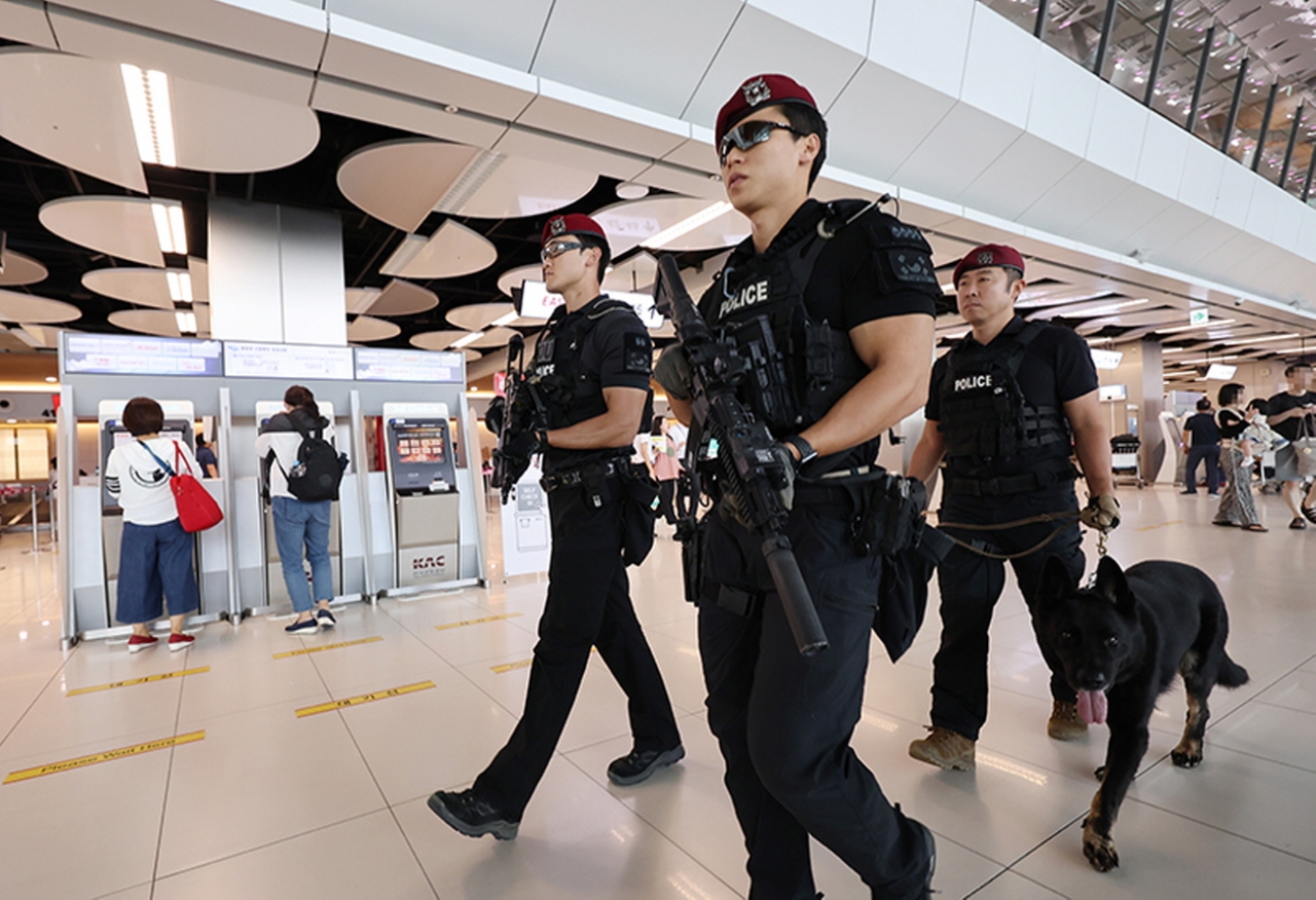 경찰특공대 대원들이 김포공항에서 순찰을 하고 있다.