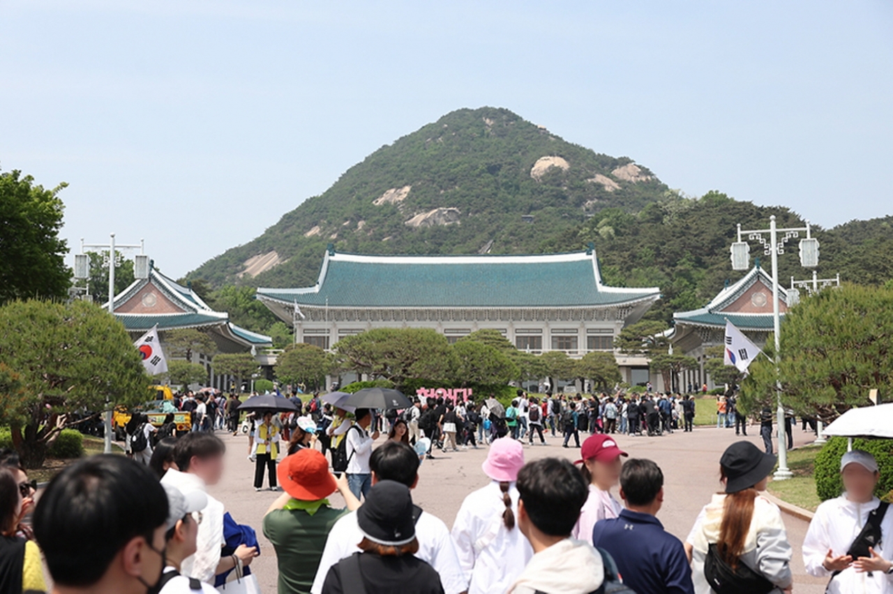 서울 종로구 청와대에서 관람객들이 경내를 둘러보고 있다. [사진=문화체육관광부]