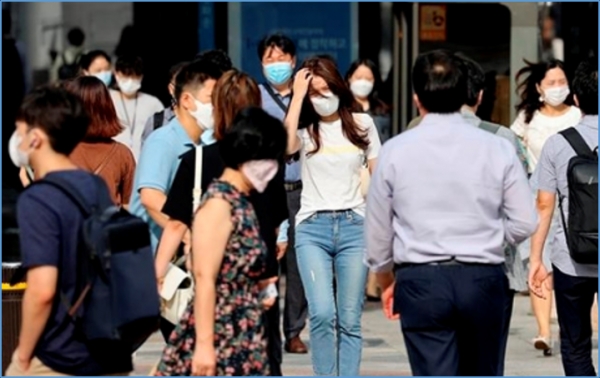 서울시는 지난 23일부터 사회적거리두기 2단계로 마스크 의무화가 실내외 전면 시행했다.