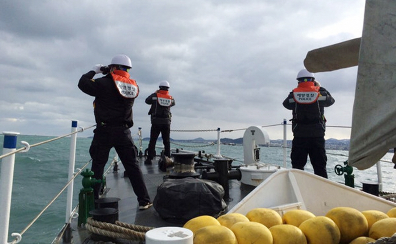 해경이 1일 제주항 북서쪽 약 2.6km 해상에서 전복된 한림선적 저인망어선 32명민호(39톤) 실종 선원 수색작업을 벌이고 있다. [사진=제주지방해양경찰청]