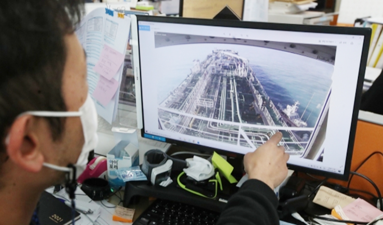 한국케미호 직원이 CCTV로 이란에 나포된 선박을 보여주고 있는 모습./사진=뉴스1