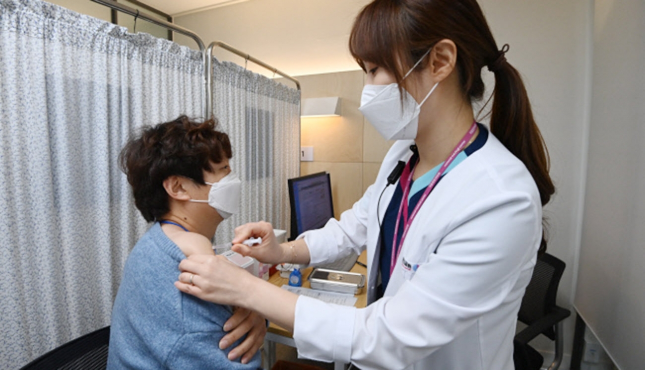 난 9일 서울 중구 국립중앙의료원 종합암예방접종센터에서 열린 백신 접종 모의 훈련에서 의료진이 훈련 참가자에게 백신을 접종하고 있다. /사진=사진공동취재단