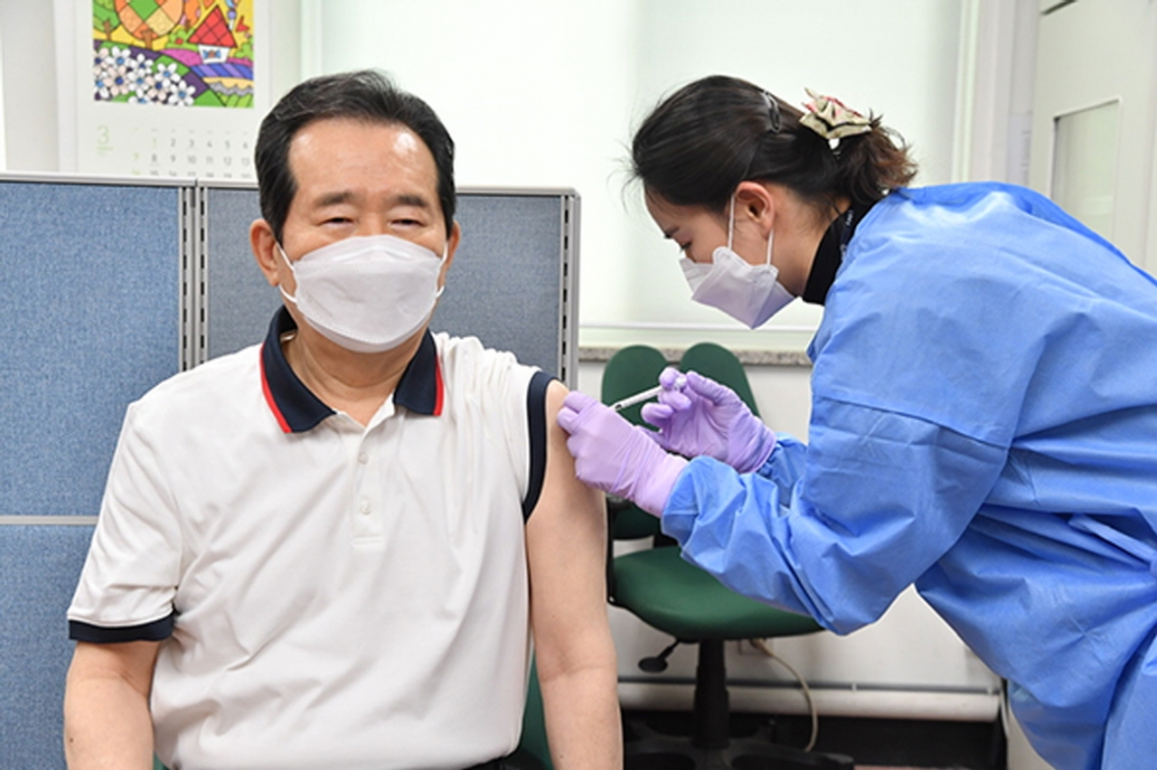 정세균 국무총리가 26일 오후 서울 종로구보건소에서 아스트라제네카(AZ) 백신을 맞고 있다. [사진=국무조정실]