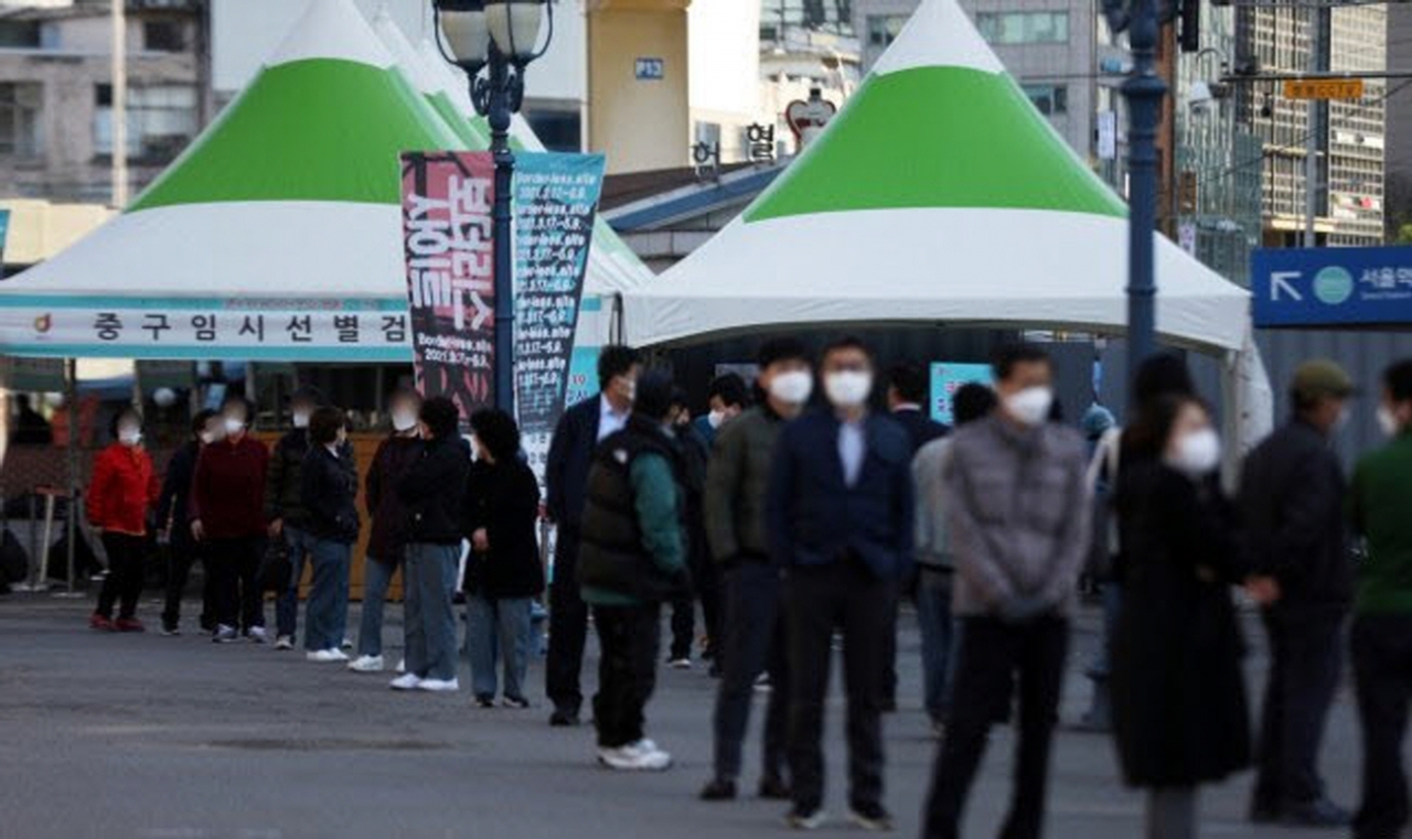 서울 중구 서울역광장에 마련된 임시선별진료소에서 시민들이 검사를 기다리고 있다.[사진=뉴스1]