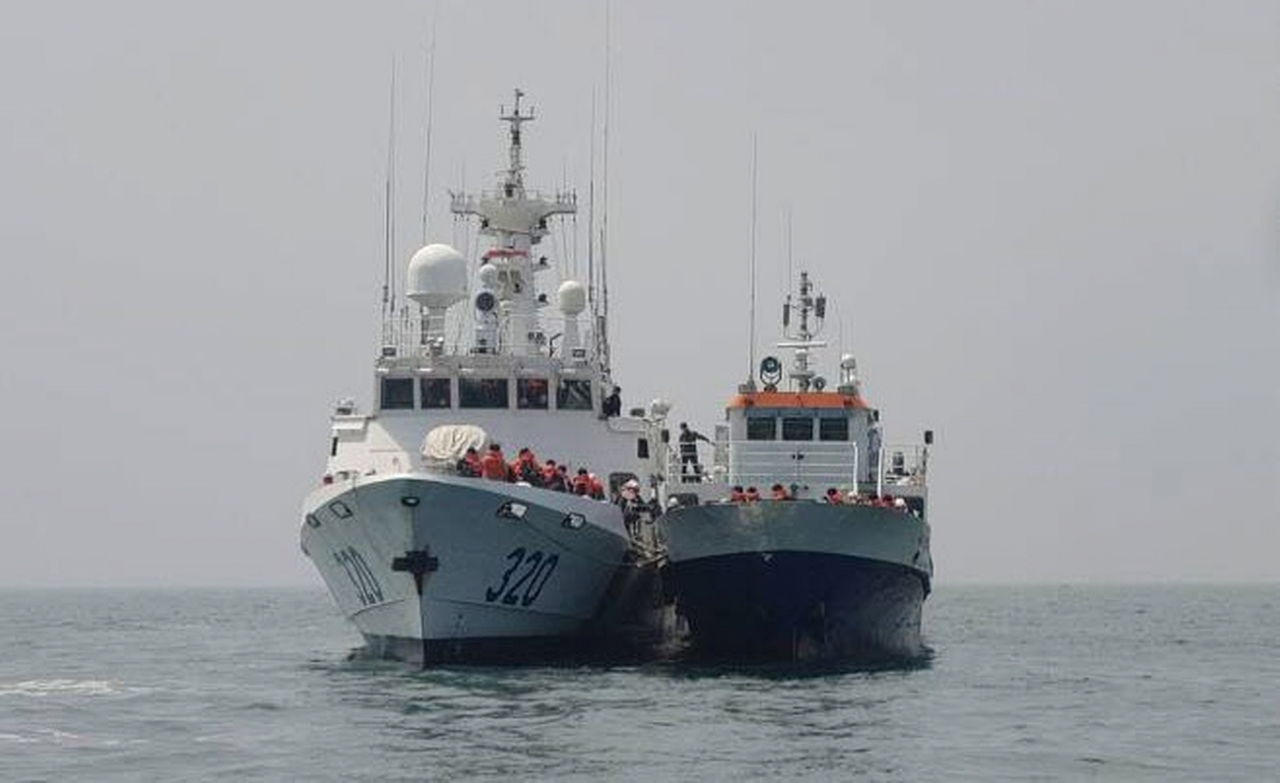 전북 군산 어청도 인근 해역에서 표류 중인 여객선 승객들이 보령해경 320함으로 옮겨타고 있다. [사진=보령해경]