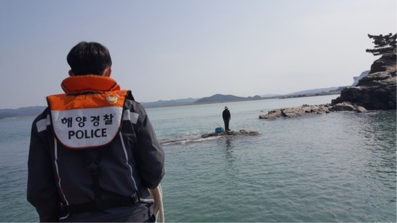 갯바위에 고립된 낚시객을 구조하기 위해 해양경찰이 접근하고 있다. [사진=태안해양경찰서]