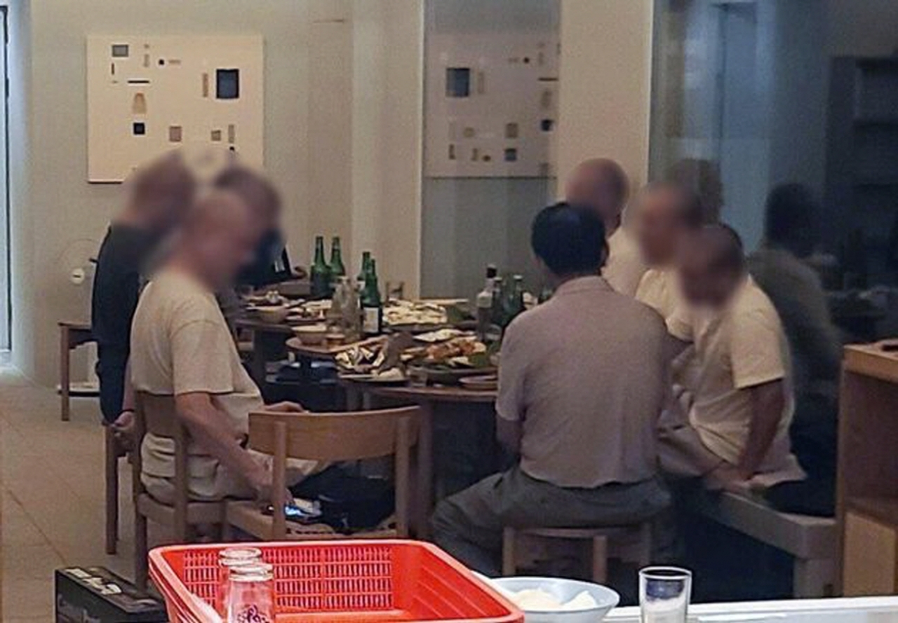 전남 해남군의 유명 사찰 소속 승려들이 코로나19 방역수칙을 어기고 한 자리에 모여 술과 음식을 먹고 있다. [사진=연합뉴스]