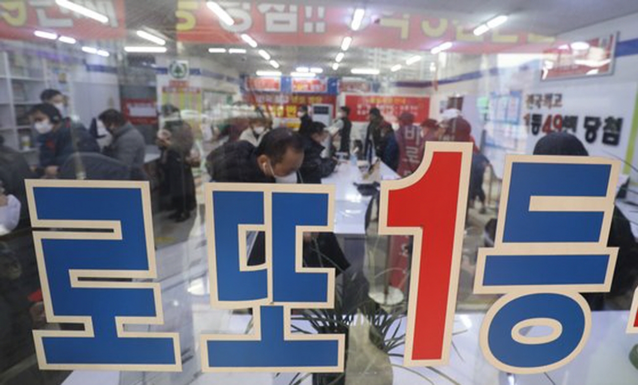 서울 노원구의 한 복권판매점 앞에 복권을 사기 위한 시민들이 길게 줄을 서 있다. [사진=뉴스1]